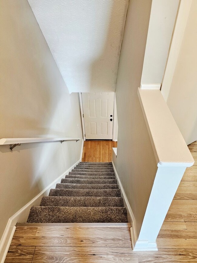 Building Photo - MOVE-IN READY! 2BR Townhome in Clintonville near OSU – W/D, Parking, Pet Friendly