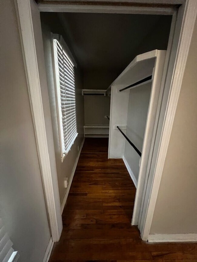 Building Photo - Brick Home 3 bed 2 bath