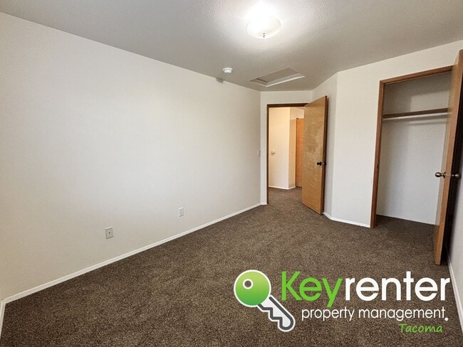 Building Photo - Spacious Northeast Tacoma 3 Bedroom 2.5 Bathroom Home for Rent in Secluded Neighborhood!