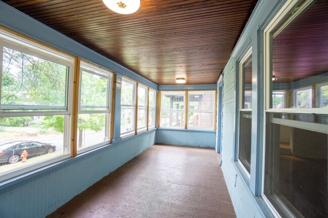Building Photo - 328 Greenwood Pl