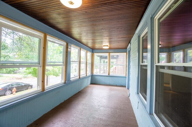 Building Photo - Single Family Home with Enclosed Front Por...
