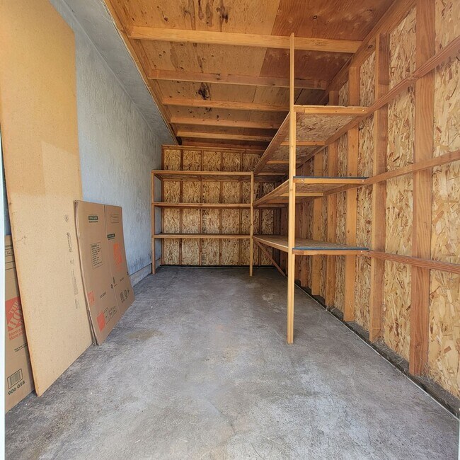 Building Photo - Adorable 2 bed 1.5 bath house with HUGE yard!!