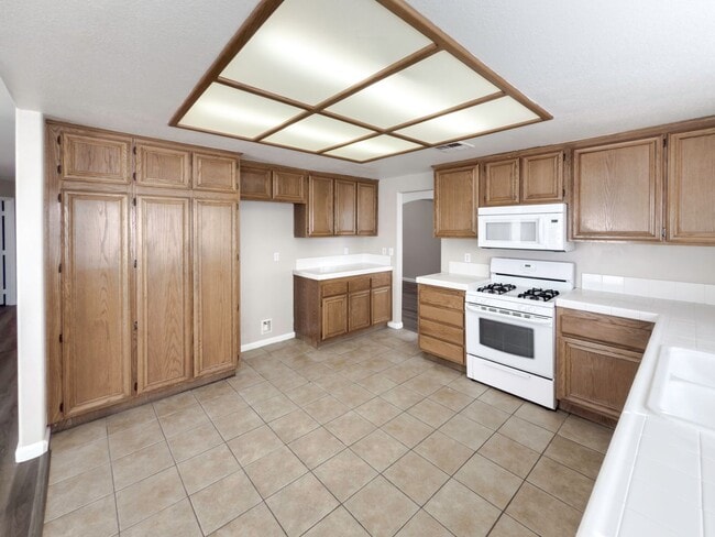 Building Photo - 4 BEDROOM / 3 CAR GARAGE MURRIETA HOME FOR...