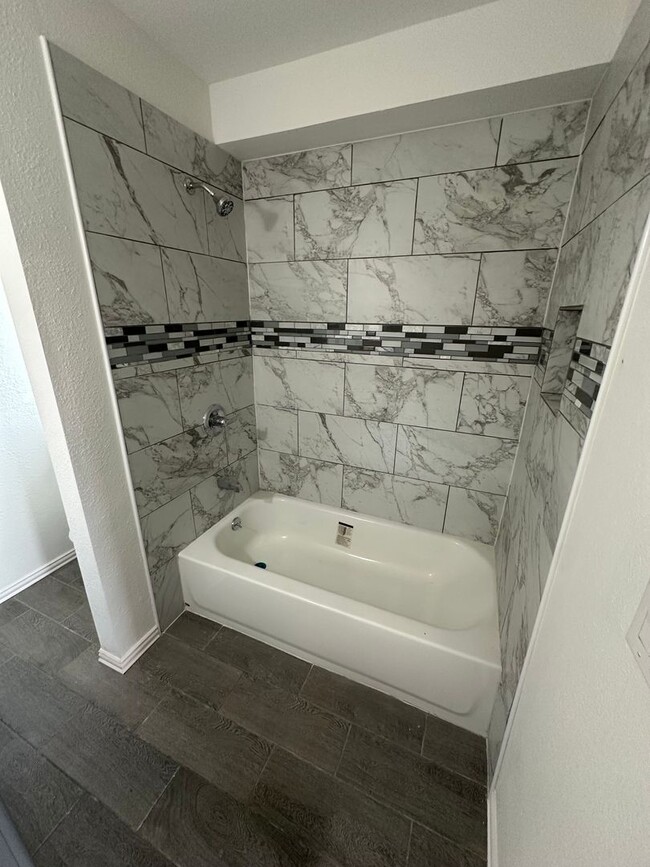 Building Photo - AVAILABLE NOW!! NEWLY REMODELED