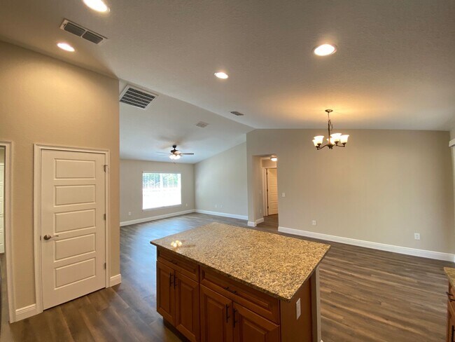 Building Photo - Custom Home - Desirable SE Ocala Neighborhood 3/2/2 **Available Soon**