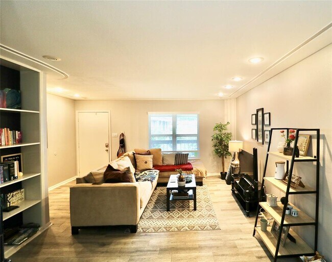Building Photo - 855 Augusta Dr