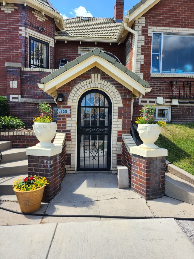 Primary Photo - Lower flat in historic Northwest Denver