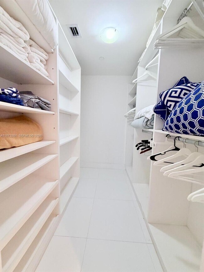 Building Photo - 100 Lincoln Rd