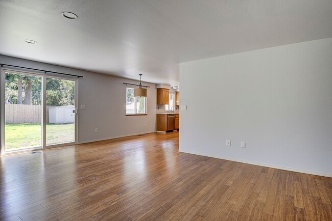 Building Photo - 3 Bed 2 Bath Home near Town