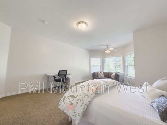 Building Photo - 49 E Fairway Dr