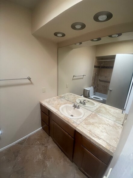 Building Photo - 5532 N La Casita Dr