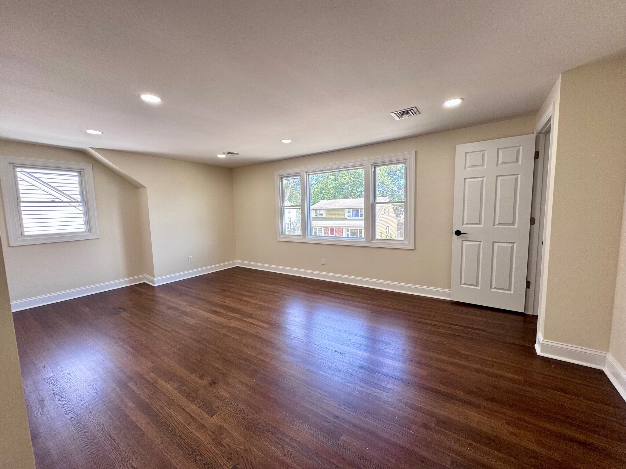 Huge Livingroom - 47 Sherwood Ave