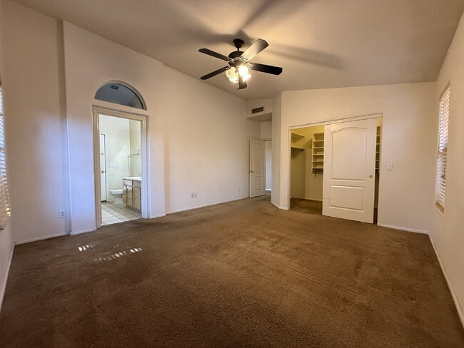 Building Photo - "Charming 3-Bed, 2-Bath in the beautiful Crystal Gardens Lake Community  – Your Perfect Home Awai...