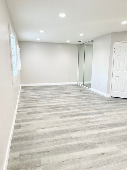 Master bedroom with 2nd closets - 6 Red Coat Pl