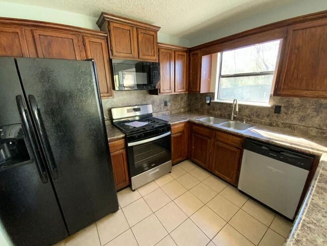 Building Photo - 2817 Forest Dr