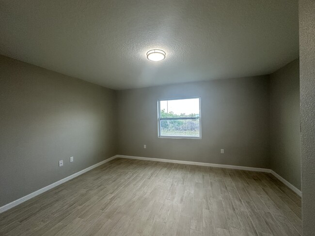 Building Photo - "Experience Cozy Elegance: Spacious 3-Bed,...