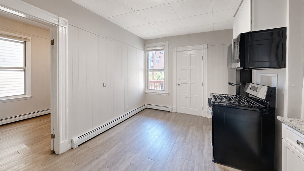 Building Photo - 346 Chelsea St