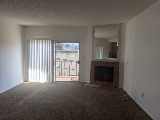 loving room - 11672 Rochester Ave