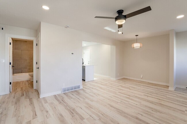 Building Photo - UPDATED 2 Bedroom Duplex With Garage!!