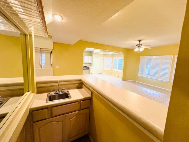 Building Photo - Stunning 4 bedroom, 3 bath home in West El...
