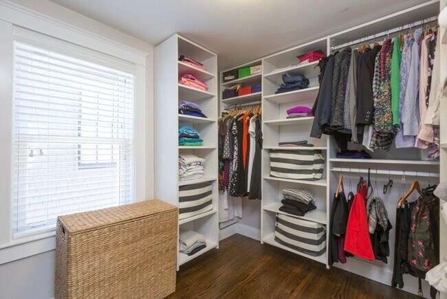 Building Photo - 622 E 2nd St