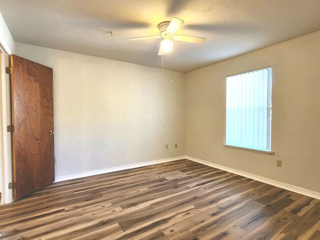 Building Photo - FOR RENT 1 bedroom 1 bath condo, balcony, ...