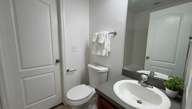 Building Photo - Spacious 3-Bed, 2.5-Bath Townhome in a Quiet Location!