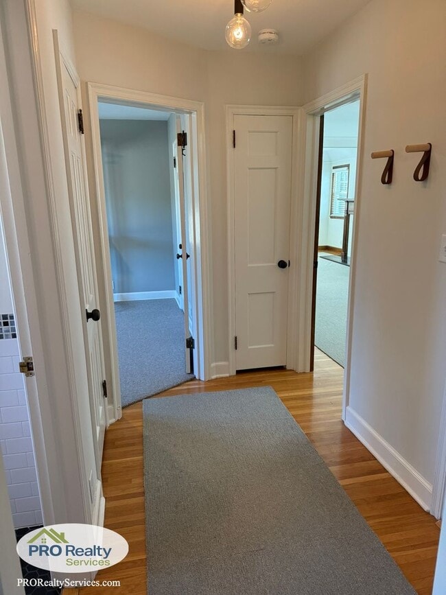 Building Photo - 2 Bedroom Upper Level Duplex Unit