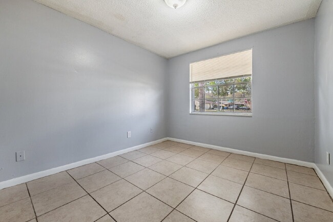 Building Photo - 16001 Saddlestring Dr