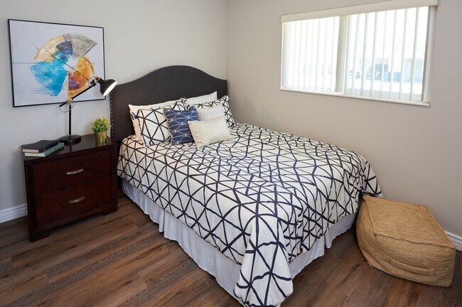 Building Photo - Riverside 1497-99