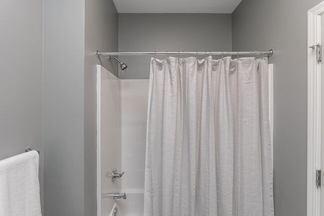 Building Photo - Fully Furnished Townhome Blocks Away From Downtown