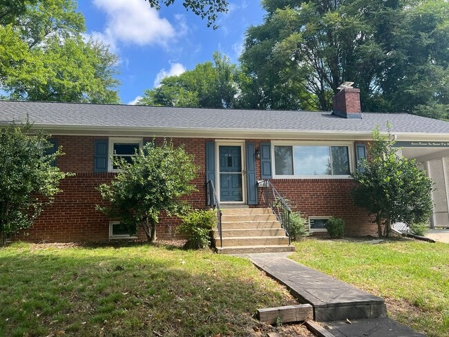 Primary Photo - Renovated Rambler Close to METRO, Parks, &...