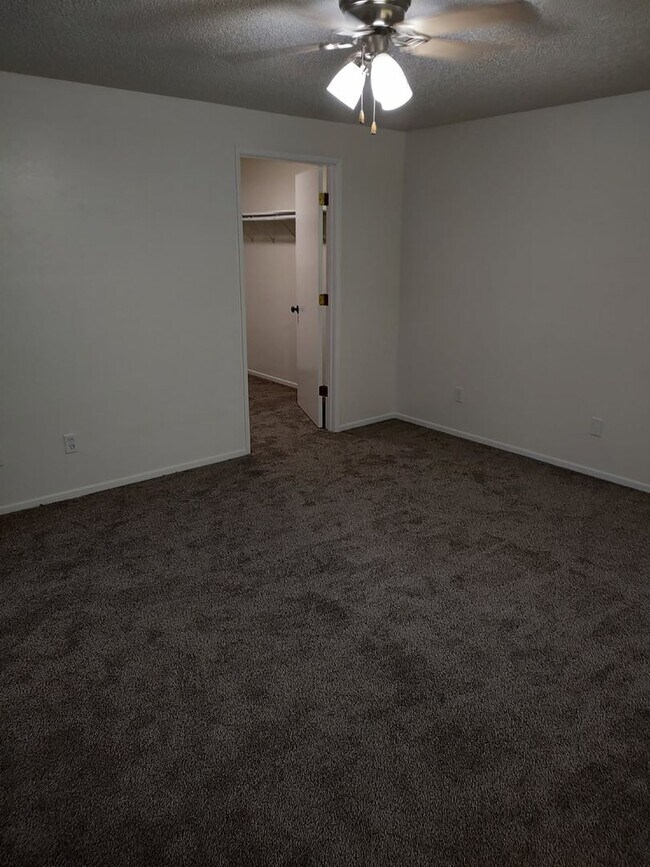 Building Photo - Available Sept. 1st.~ 3 bedroom and 1 bath...