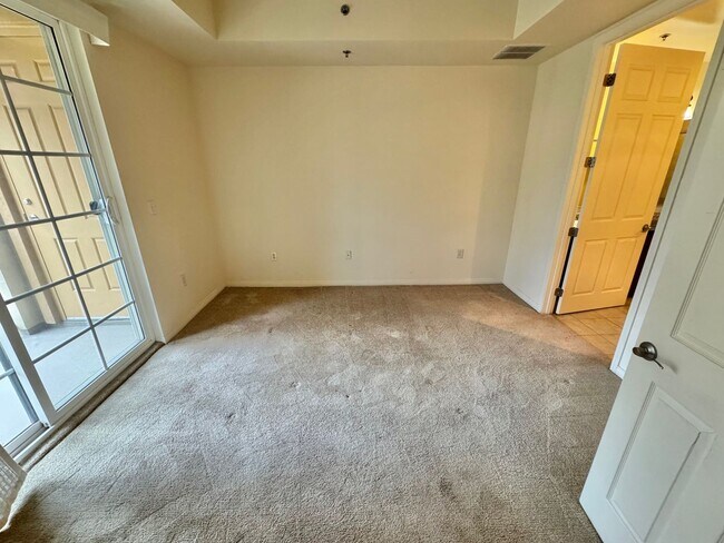 Building Photo - LIMITED TIME ONLY-MOVE IN SPECIAL OFFER WITH THIS AMAZING ONE BEDROOM CONDO CENTRALLY LOCATED IN ...