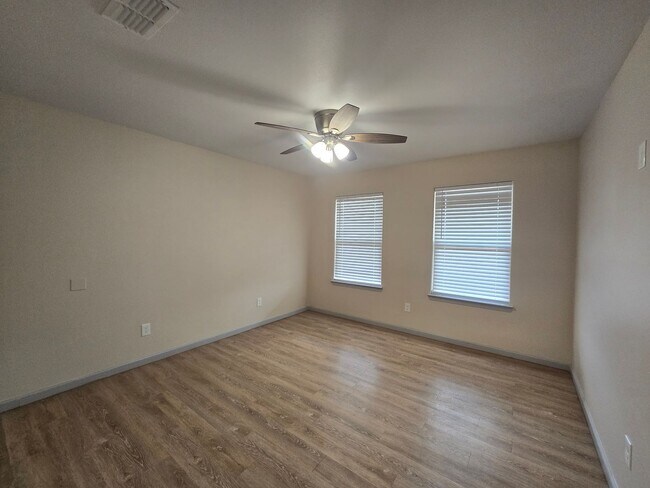 Building Photo - Spacious 3/2/2 Home with Modern Finishes a...