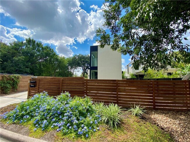 Building Photo - 1905 Riverview St