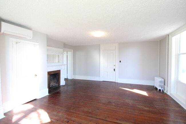 Building Photo - 1 bed, 1 bath apartment for rent in Downtown Harrisonburg!