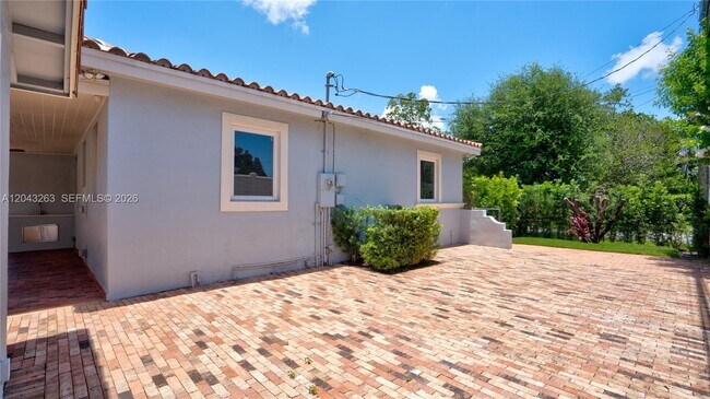Building Photo - 500 SW 51st Ct