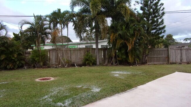 Building Photo - 195 SE Serenata Ct