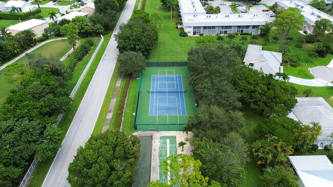 Building Photo - 18081 SE Country Club Dr