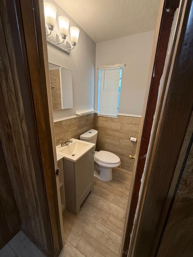 Building Photo - Fully Renovated 3/1 Available for Immediate Rent!