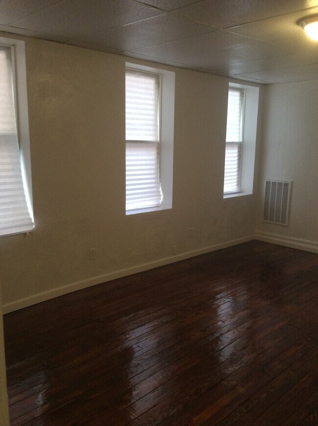 Building Photo - 1 Bedroom Apartment in Downtown near the Judicial Center