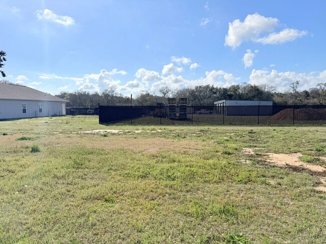 Building Photo - Spacious 2-Bedroom Duplex