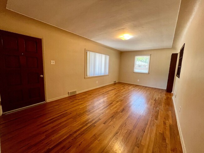 Building Photo - Charming 3-Bedroom Home with Spacious Layo...