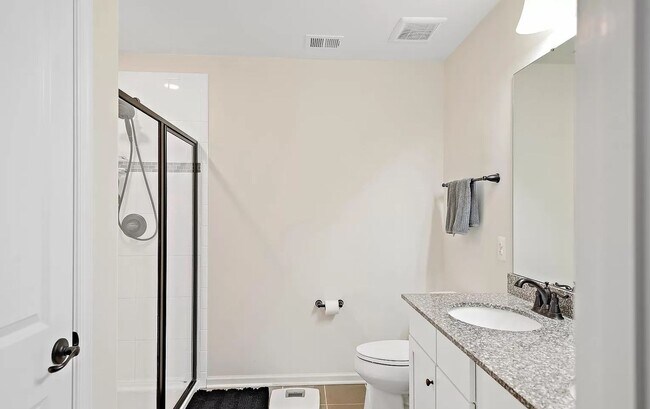 Building Photo - Beautifully maintained SFH in convenient F...