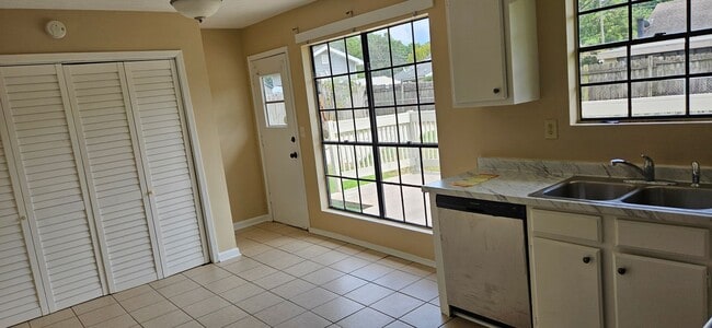 Building Photo - Cozy house on cul-de-sac walking distance ...