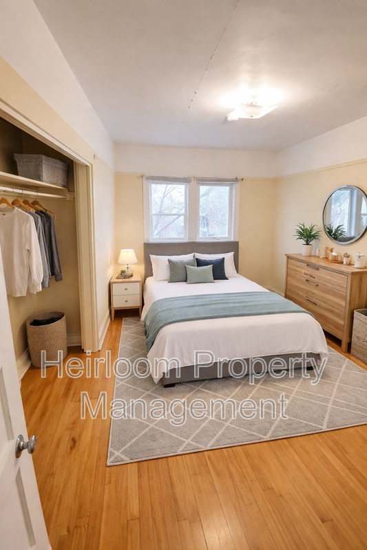 Building Photo - 1112 E 6th St