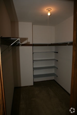 Closet - Deer Trail Apartments