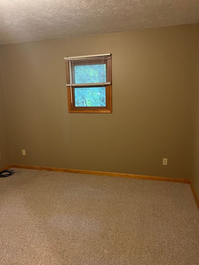 Building Photo - 2 BEDROOM HOME NEAR SPIDER LAKE