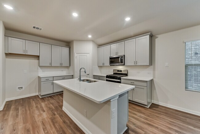 Building Photo - 208 Briarwood Ln